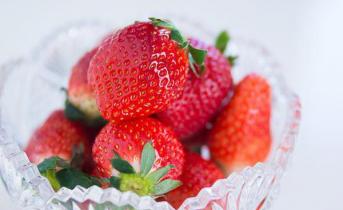 Калорийность клубники: включаем ягоду в диетическое меню