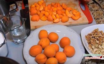 Варенье из абрикосов с ядрами, добытыми из косточек